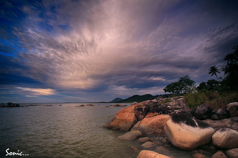Lokasi : Batu Burung, Teluk Mak Jantu, Singkawang. Speed : 1/125s, 9, ISO : 400, F : 9. FOTO : SONIC