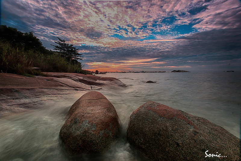 Lokasi : Batu Burung, Teluk Mak Jantu, Singkawang. Speed : 0,8s, 22, ISO : 100, F : 22. FOTO : SONIC