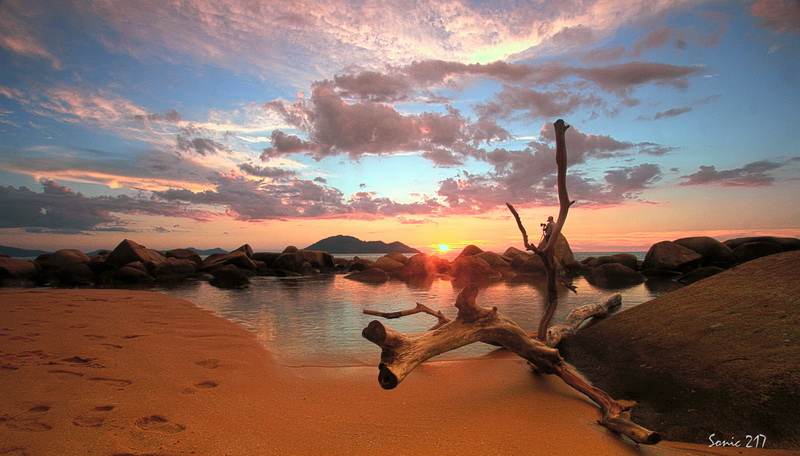 Lokasi : Pantai Kura-kura, Bengkayang. Speed : 1/8s, ISO : 200, 10mm, F: 11. FOTO : SONIC 